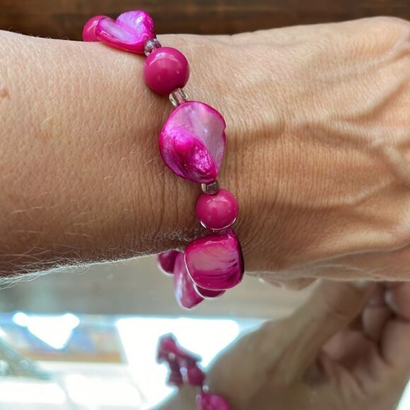 Fuchsia pink shell stretch bracelet with pink divider beads - Picture 3 of 4
